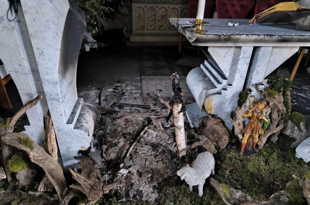 Nesreča niti za božič ne počiva: v slovenski cerkvi so se tik pred mašo vnele jaslice (FOTO) (foto: PGD Podgorci)