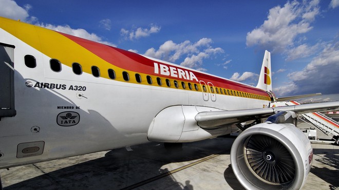 Letalska družba Iberia bo z Brnika po novem letela v Madrid. (foto: Profimedia)
