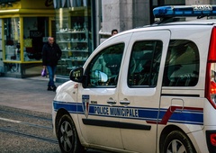 Grozljivka: v stanovanju našli trupla matere in štirih otrok, umora osumljen oče, ki je na begu