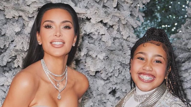 Hči Kim Kardashian na božični večer nosila prav posebno oblačilo (vam je znano?) (foto: Instagram/Kim Kardashian)