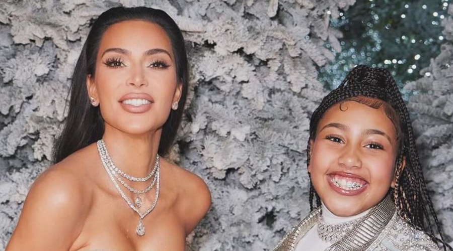 Hči Kim Kardashian na božični večer nosila prav posebno oblačilo (vam je znano?) (foto: Instagram/Kim Kardashian)