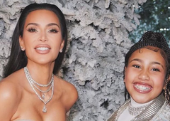 Hči Kim Kardashian na božični večer nosila prav posebno oblačilo (vam je znano?)