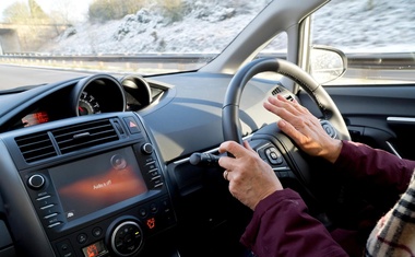 Način vožnje pove veliko o vas: položaj rok na volanu razkriva vaše navade in karakter