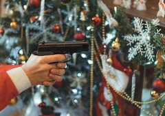 Grozljivo: prepir zaradi božičnih daril vodil v strelski obračun med mladoletnima bratoma (umrla je sestra)