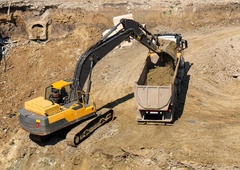 Šokantno odkritje v kamnolomu pri Postojni: otroci med igro našli nahrbtnik, v njem pa ...