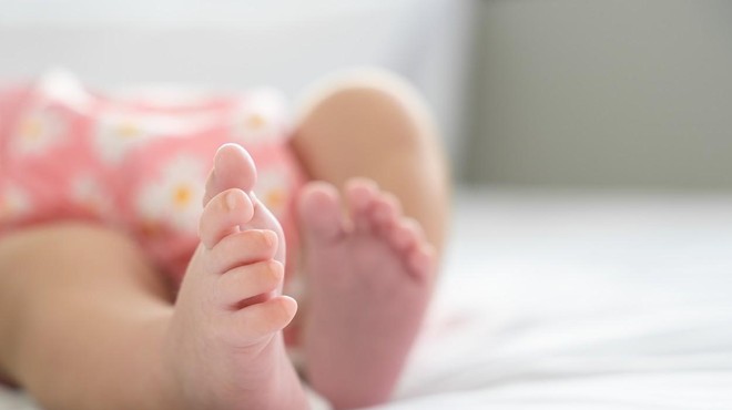 Na eni strani se v ljubljanski porodnišnici rojevajo četverčki, na drugi strani pa rodnost upada: zakaj se vedno manj ljudi odloča za otroka? (foto: Profimedia)
