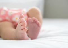 Na eni strani se v ljubljanski porodnišnici rojevajo četverčki, na drugi strani pa rodnost upada: zakaj se vedno manj ljudi odloča za otroka?