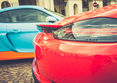 Prihaja nova barva avtomobilskih luči: poglejte, kaj bo označevala (v pomoč tudi policiji)