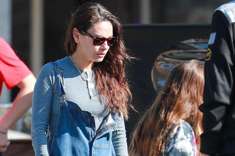Mila Kunis si je ogledovala luksuzne avtomobile, mimoidoči pa njeno hecno oblačilo (foto: Profimedia)