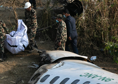 Grozljivo letalsko nesrečo, v kateri je umrlo 72 ljudi, povzročila pilota, ki sta potegnila napačno ročico