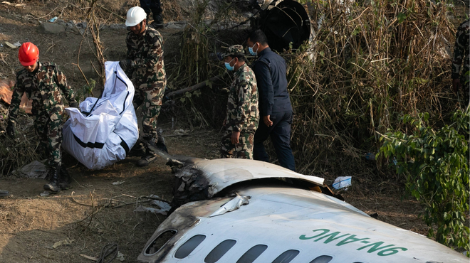 Grozljivo letalsko nesrečo, v kateri je umrlo 72 ljudi, povzročila pilota, ki sta potegnila napačno ročico (foto: Profimedia)