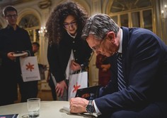 Borut Pahor ob podpisovanju knjižnega prvenca bralcem izpolnil še željo: "Nekateri me prosite ..."