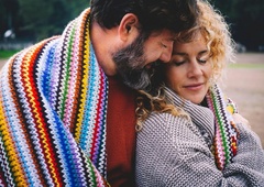 Zdraviti zlomljeno srce s pomočjo drugega: zdrava izbira ali slab obrambni mehanizem?