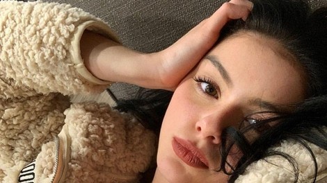 Ženska leži na kavču.