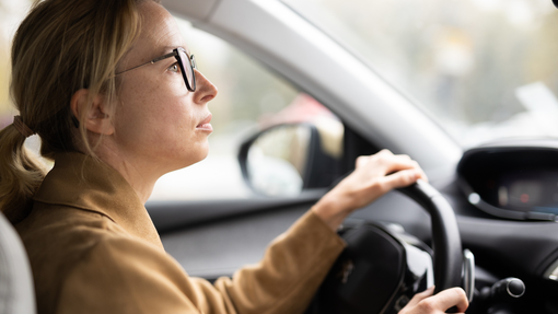 Način vožnje pove veliko o vas: položaj rok na volanu razkriva vaše navade in karakter
