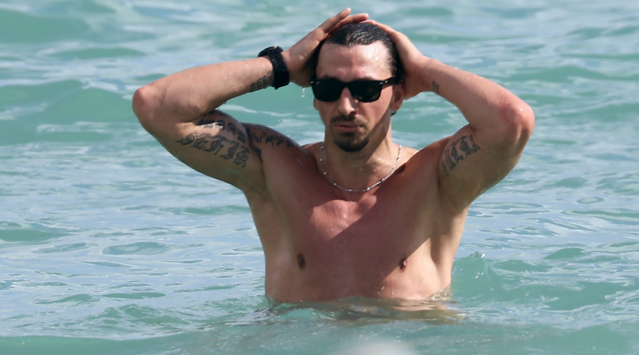 FOTO: Zlatan na plaži navdušil z mišicami in nogometnim znanjem, toda ali ste že videli njegovo ženo?! (Stara je 53 let!) (foto: Profimedia)