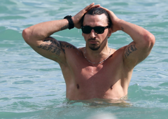FOTO: Zlatan na plaži navdušil z mišicami in nogometnim znanjem, toda ali ste že videli njegovo ženo?! (Stara je 53 let!)