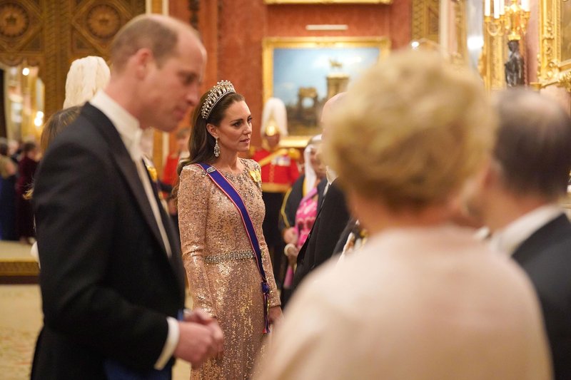 Ob svečanih priložnostih velikokrat nosi obleke modne oblikovalke Jenny Packham.