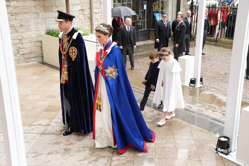 Na kronanju je nosila obleko po meri, ki jo je zanjo izdelala modna hiša Alexander McQueen.
