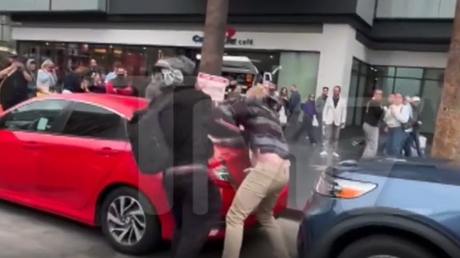 Herojska bitka TV-zvezdnika: junak priljubljene serije se je na ulici stepel z agresivnimi motoristi (VIDEO) (foto: TMZ)