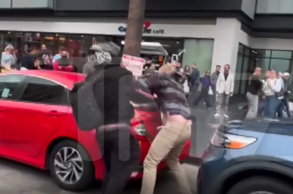 Herojska bitka TV-zvezdnika: junak priljubljene serije se je na ulici stepel z agresivnimi motoristi (VIDEO) (foto: TMZ)