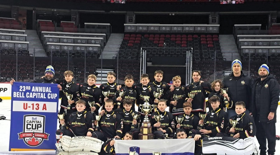 Neverjeten dosežek naših mladih hokejistov: v Kanadi so osvojili prestižni Bell Capital Cup (foto: HK Slavija Jr.)