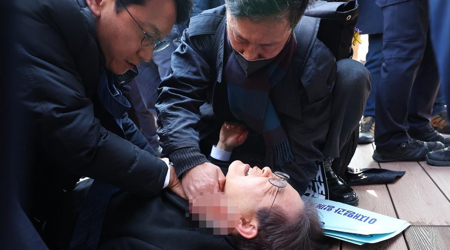 Pred očmi novinarjev zabodel opozicijskega politika (še prej pa ga je prosil za avtogram) (foto: Profimedia)