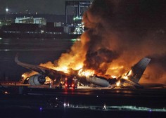 Grozljiva nesreča na letališču: potniško letalo trčilo v letalo obalne straže (umrla skoraj celotna posadka)
