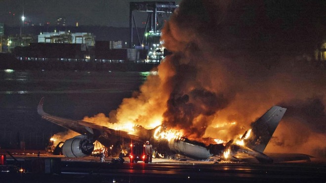 Grozljiva nesreča na letališču: potniško letalo trčilo v letalo obalne straže (umrla skoraj celotna posadka) (foto: Profimedia)