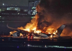 Grozljiva nesreča na letališču: potniško letalo trčilo v letalo obalne straže
