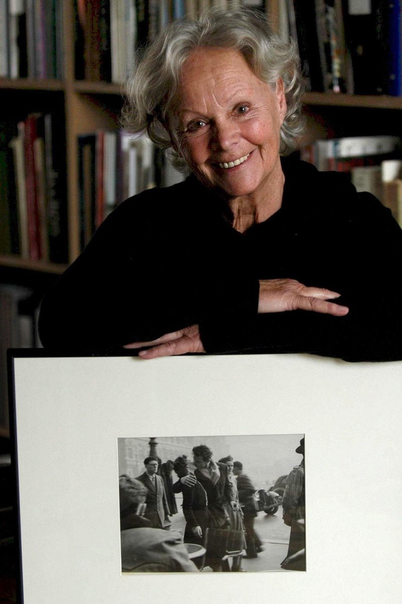 Leta 2005 je  Françoise Bornet prodala izvirnik fotografije, ki ji jo je podaril Doisneau. Na dražbi naj bi zanjo iztržili med 15 in 20 tisoč evri.