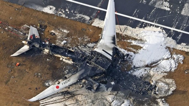 Kaj je šlo narobe? Oblasti preiskujejo letalsko nesrečo na tokijskem letališču (foto: Profimedia)