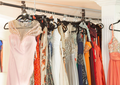 Izbira med nakupom in izposojo svečane obleke: 5 razlogov, zakaj bi morali razmisliti o izposoji