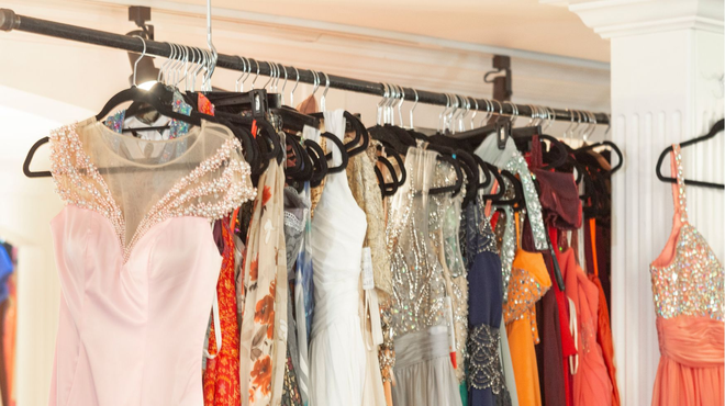 Izbira med nakupom in izposojo svečane obleke: 5 razlogov, zakaj bi morali razmisliti o izposoji (foto: promocijska fotografija)