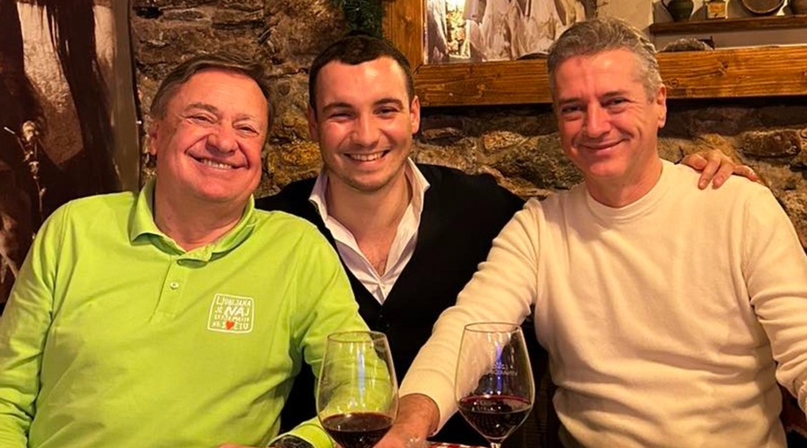 Golob in Janković novo leto proslavila pred polno mizo dobrot: poglejte, kaj sta si privoščila (FOTO) (foto: Facebook/Baščaršija Etno Hiša)
