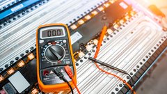 Osupljiva zgodba mame, ki je s pomočjo električnega avtomobila rešila življenje umirajočemu sinu