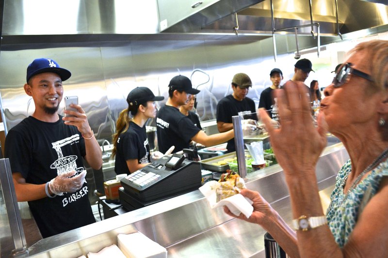 Keizo Shimamoto, ki je ustvaril ramen burger, se je zahvalil zadovoljni stranki.