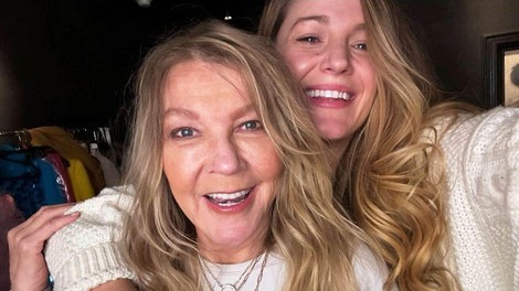 Mama in hči delata selfie
