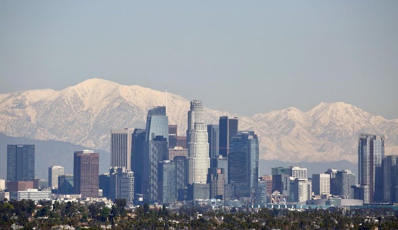 Los Angeles z gorovjem San Gabriel v ozadju.