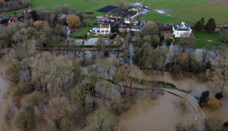 Voda iz reke Ouse se približuje posesti v Barcombe Mills, East Sussex.