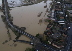 Razglašeno izredno stanje: večjemu delu države zaradi obilnega deževja grozijo poplave (FOTO)