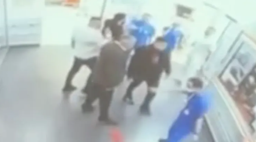 Zaradi predolgega čakanja fizično napadel medicinsko osebje: medicinski brat izgubil zavest! (VIDEO) (foto: YouTube/Posnetek zaslona)