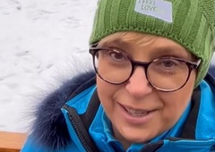 Na Zlati lisici v Kranjski Gori tudi predsednica Pirc Musarjeva: poglejte, v čigavi družbi je spremljala tekmo (FOTO)