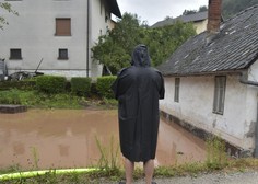 Celodnevno deževje po državi povzroča nevšečnosti: ogroženih je več hiš