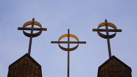 Katoliki in evangeličani obeležujejo praznik svetih treh kraljev