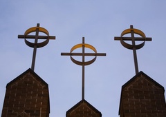 Katoliki in evangeličani obeležujejo praznik svetih treh kraljev