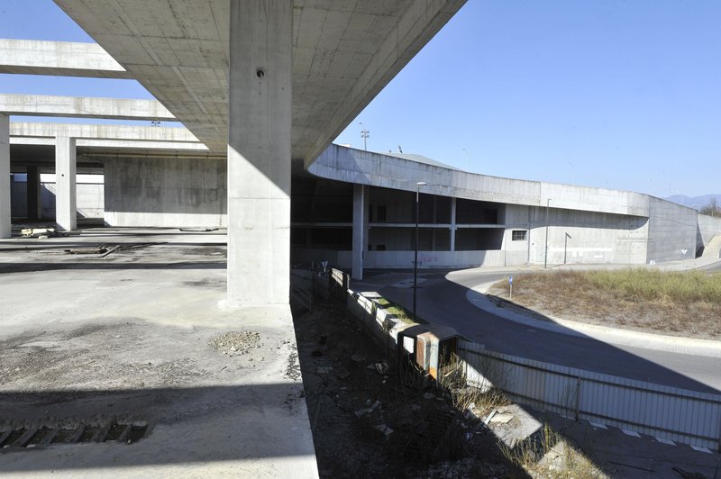 Nedokončani trgovski center v športnem parku Stožice.