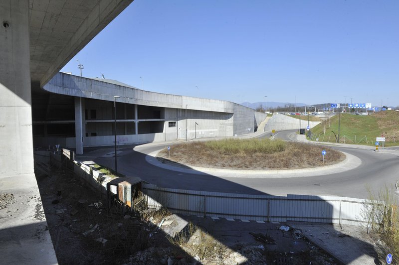 Nedokončani trgovski center v športnem parku Stožice.