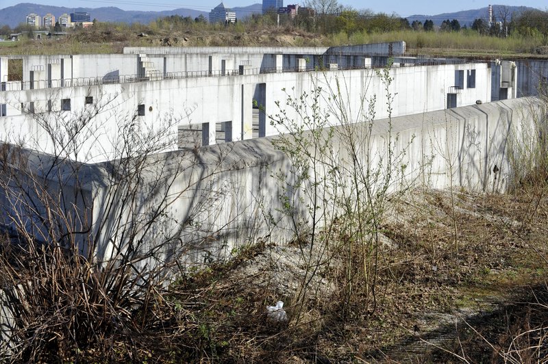 Nedokončani trgovski center v športnem parku Stožice.