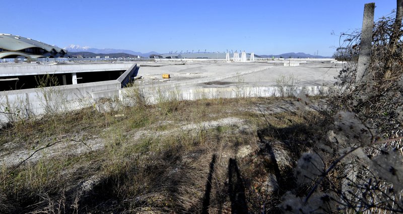 Nedokončani trgovski center v športnem parku Stožice.